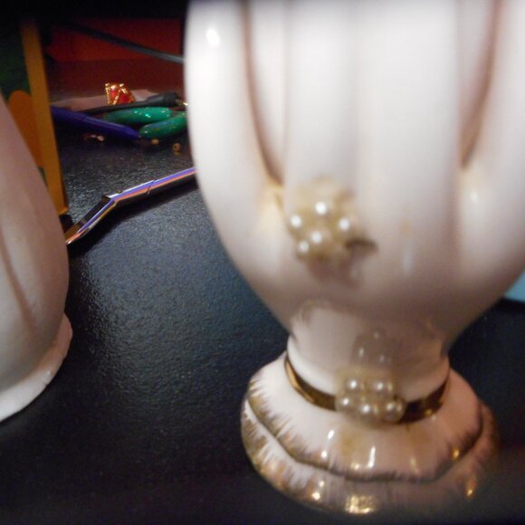 TILSO ... BUD VASE ... CERAMIC BUD VASE, HELD BY A HAND WITH RING AND BRACELET - Picture 8 of 9